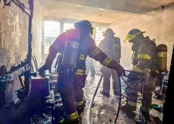Bomberos controla incendio en local de Santa Ana Centro