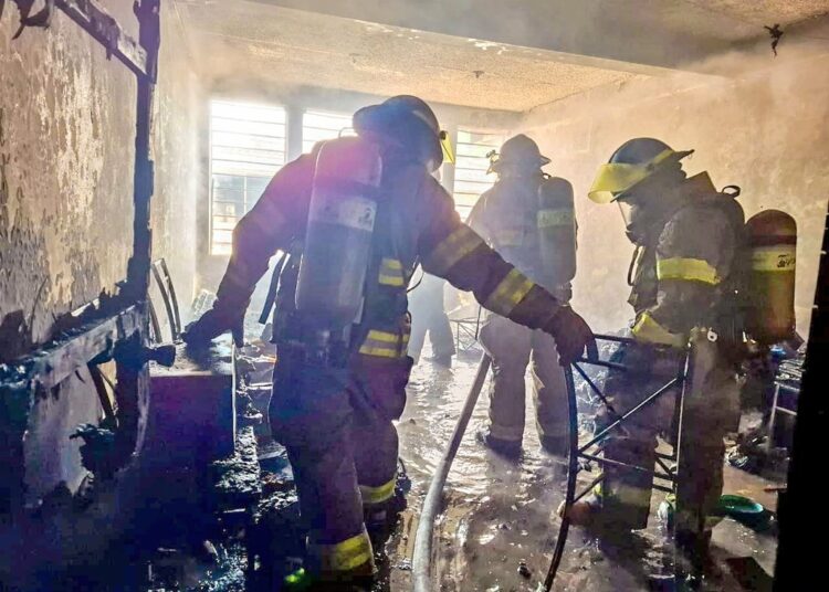 Bomberos controla incendio en local de Santa Ana Centro
