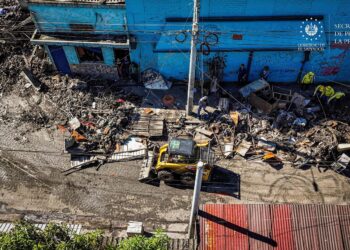 Gobierno de El Salvador trabaja en la remoción de escombros tras incendio en chatarrera del Centro Histórico