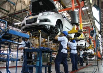 Donald Trump confirmó la implementación de un arancel cercano al 25% para la importación de automóviles desde abril