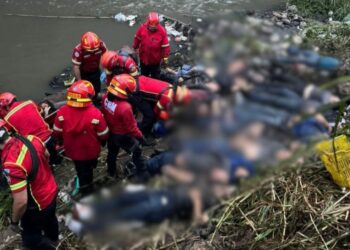 (VIDEO) Aumenta a 50 la cifra de muertos en Guatemala tras la caída de un autobús desde un puente