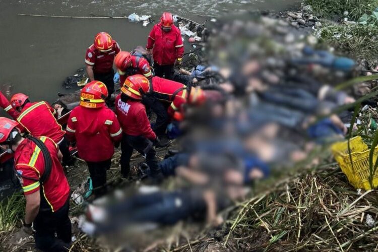 (VIDEO) Aumenta a 50 la cifra de muertos en Guatemala tras la caída de un autobús desde un puente