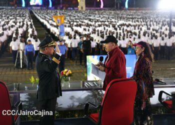 Ortega y la «copresidenta» Murillo juramentan a 30.000 «policías voluntarios» encapuchados en Nicaragua