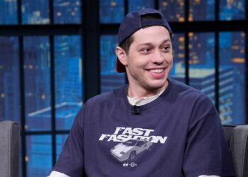 Pete Davidson reaparece después de eliminar más de 200 tatuajes de su cuerpo
