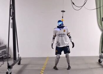 Un robot que imita los festejos de Cristiano Ronaldo y LeBron James, y los movimientos de Kobe Bryant