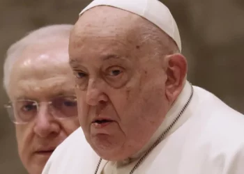 El Vaticano informó que el papa Francisco mostró una “leve mejoría”