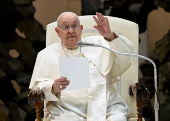 El Papa Francisco seguirá hospitalizado al menos hasta el miércoles