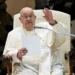 El Papa Francisco seguirá hospitalizado al menos hasta el miércoles