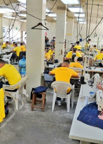 Más de dos mil privados de libertad en El Salvador producen 600 mil prendas al mes