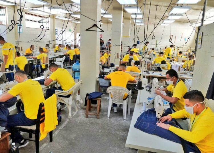 Más de dos mil privados de libertad en El Salvador producen 600 mil prendas al mes