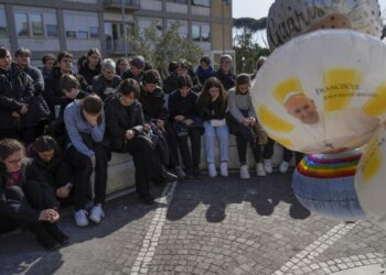 Los católicos rezan por el papa Francisco mientras permanece en estado crítico