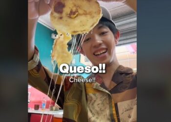 Tiktoker japonés degusta por primera vez las pupusas ¡Y las come con azúcar!