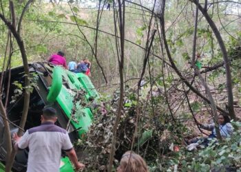 Bus de la ruta 301 se precipita a un barranco en Quebrada Seca y deja decenas de lesionados