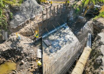 Avanzan trabajos de construcción de puente sobre el río Colón