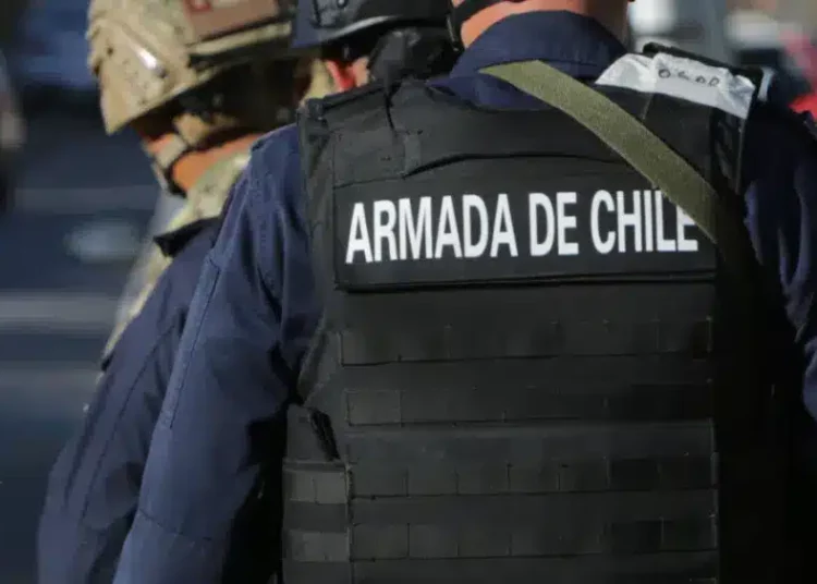 Encapuchados asaltaron a los guardias de una base naval en Chile: les robaron fusiles, municiones y chalecos