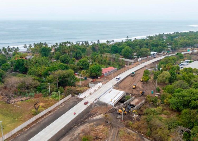 Trabajos de ampliación de carretera Camino a SurfCity avanzan