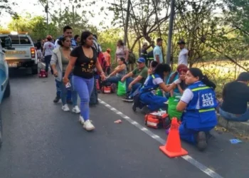 Bus de la ruta 301 cae a quebrada en San Vicente y deja unos 20 lesionados
