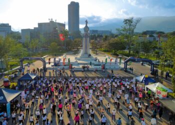 Más de 300 personas participaron en la Megaclase de Aeróbicos en la Plaza Salvador del Mundo