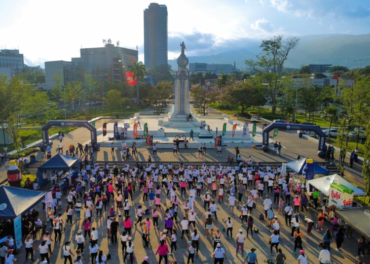 Más de 300 personas participaron en la Megaclase de Aeróbicos en la Plaza Salvador del Mundo
