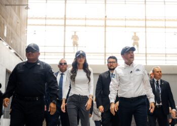 Kristi Noem agradece a El Salvador por encarcelar a criminales deportados desde EE.UU.