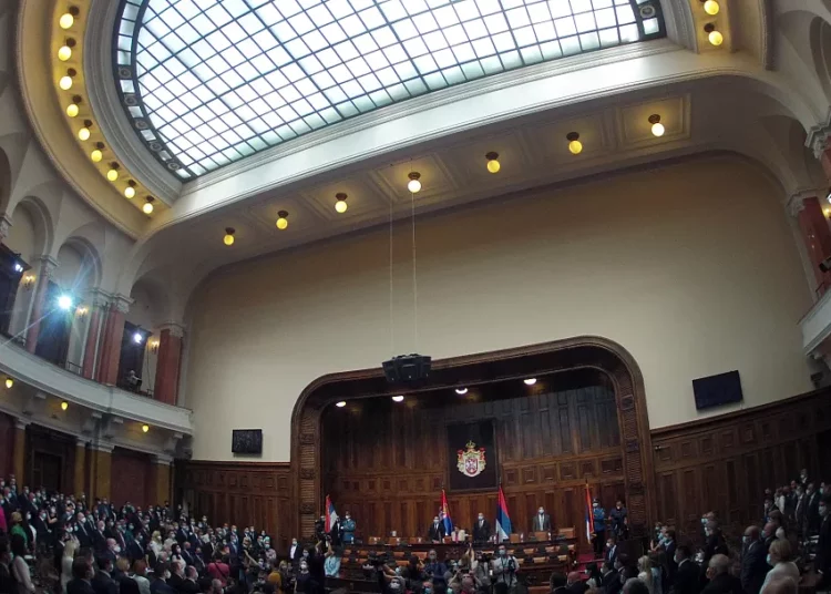 Diputada embarazada con graves lesiones tras pleito en Parlamento serbio