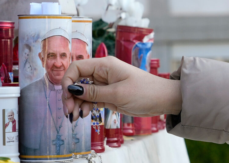 El papa Francisco pasó una noche “tranquila”, anuncia el Vaticano