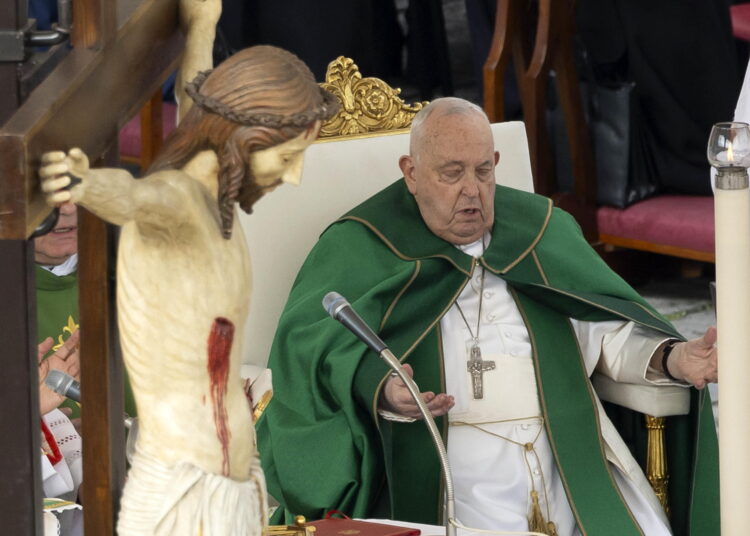 El Vaticano informó que el papa Francisco pasó una noche tranquila, pero su condición clínica sigue siendo “compleja”