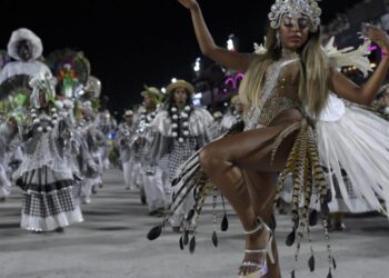 Comienza el Carnaval de Río mientras el alcalde entrega la llave de la ciudad al Rey Momo