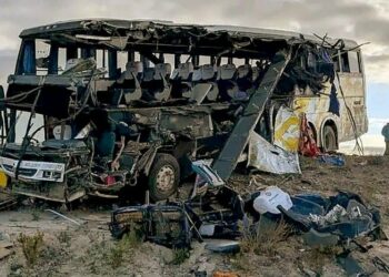 Casi 40 personas mueren en choque entre autobuses en Bolivia