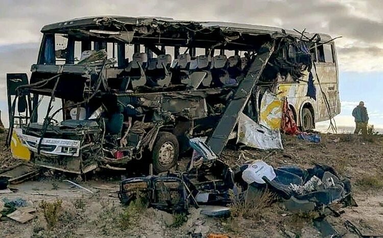 Casi 40 personas mueren en choque entre autobuses en Bolivia