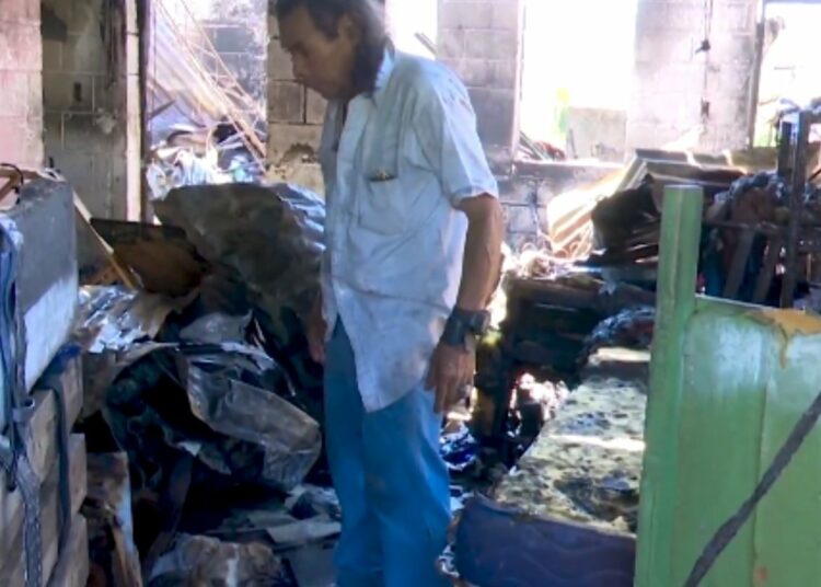 José Molina pierde todo en incendio, pero agradece a Dios por la vida de sus 10 perros