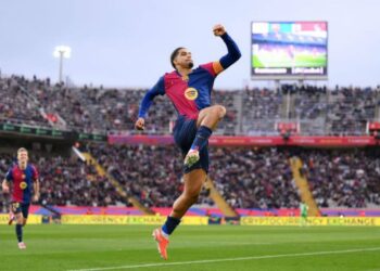 Barcelona golea a la Real Sociedad y mantiene el liderato de LaLiga