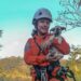 Con sistema de cuerdas, logran salvar a mascota que cayó a un pozo