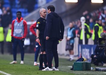 Paulo Fonseca entrenador del Olympique de Lyon tuvo un ataque de furia contra un árbitro que podría costarle fuerte castigo