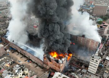 Incendio en el Centro de Lima pone decenas de viviendas y la Maternidad de la capital amenazadas por el fuego