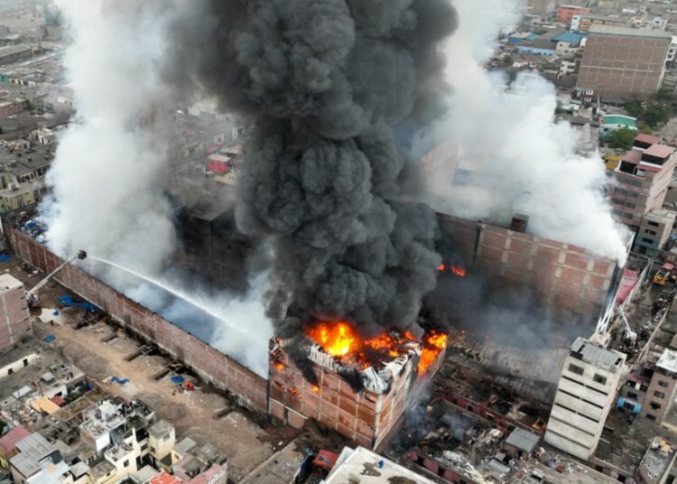 Incendio en el Centro de Lima pone decenas de viviendas y la Maternidad de la capital amenazadas por el fuego