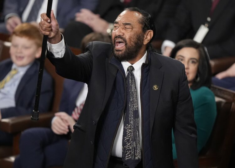 (VIDEO) Fue expulsado el congresista demócrata Al Green por interrumpir el discurso de Trump en la Cámara de Representantes
