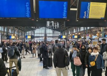 Bomba de la Segunda Guerra Mundial paraliza trenes en París