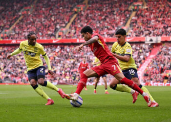 El Liverpool gana al colista con susto en la primera parte y ya piensa en el PSG