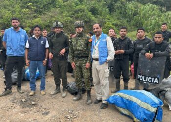 Liberan a 29 policías y militares retenidos en Colombia