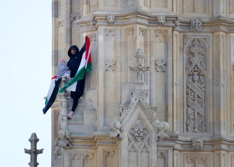 Detenido un hombre tras pasar más de 16 horas encaramado al Big Ben enarbolando una bandera palestina