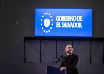 Presidente Bukele dice a municipalidades que deben actuar como servidores públicos y no como mafias