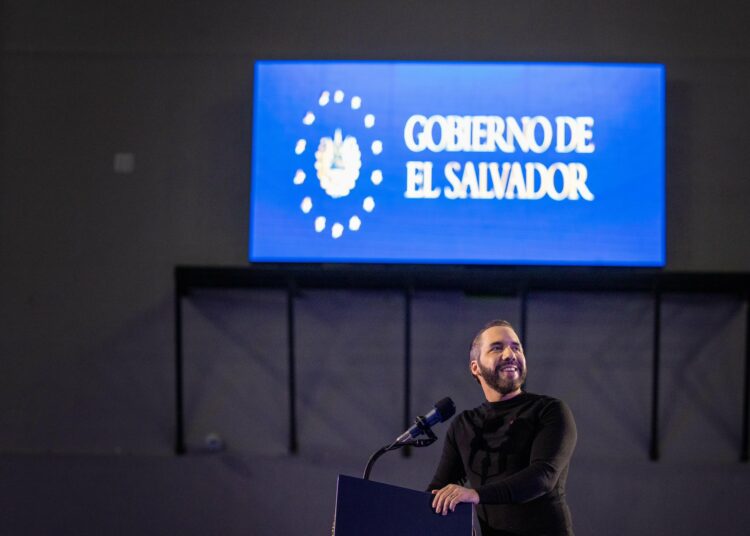 Presidente Bukele dice a municipalidades que deben actuar como servidores públicos y no como mafias