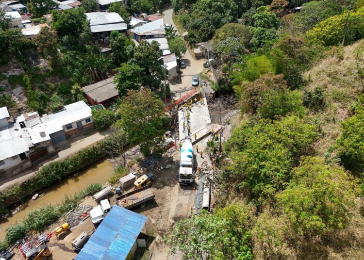 Avanza construcción de puente sobre Río Colón