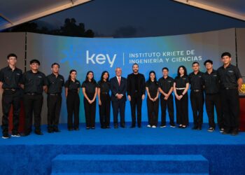 Graduados del Key Institute tendrán opciones laborales en nuevas empresas que están estableciéndose en El Salvador