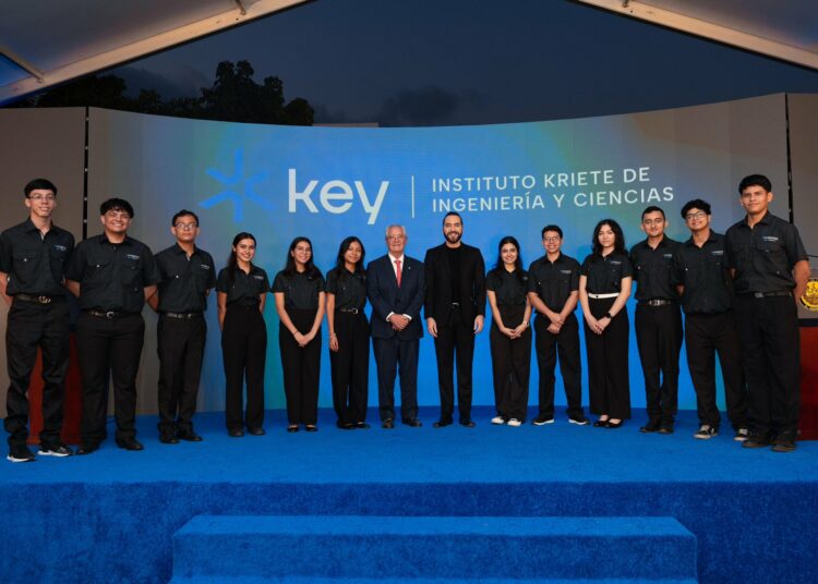 Graduados del Key Institute tendrán opciones laborales en nuevas empresas que están estableciéndose en El Salvador
