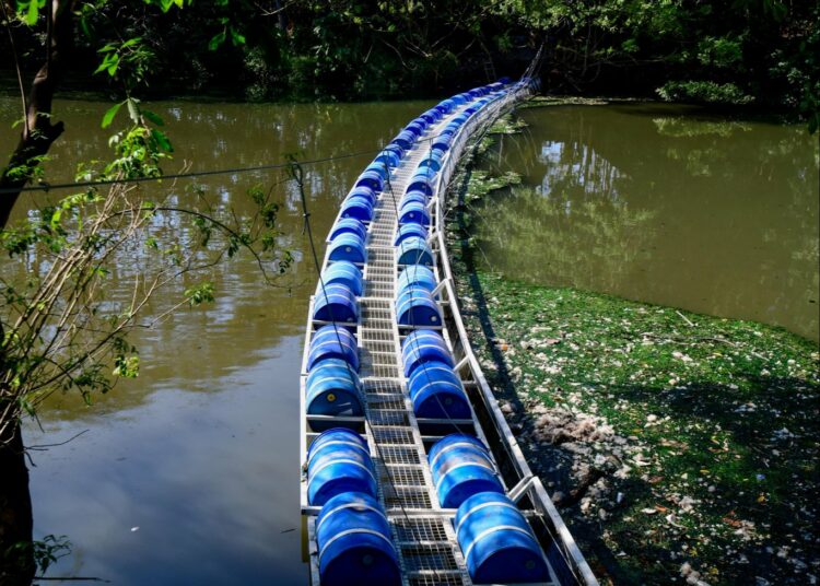 Ministro Romeo Herrera: «Las ríobardas ayudarán a contener desechos y proteger el turismo»