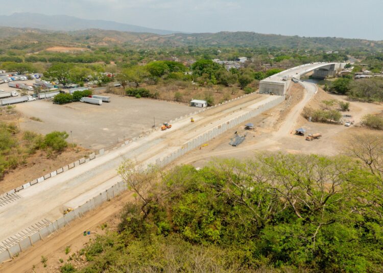 Avanza la construcción del puente binacional entre El Salvador y Guatemala