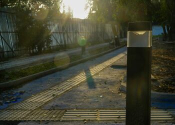 Realizan pruebas de iluminación en senderos y cancha multifunción del parque San José