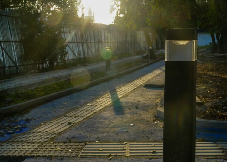 Realizan pruebas de iluminación en senderos y cancha multifunción del parque San José